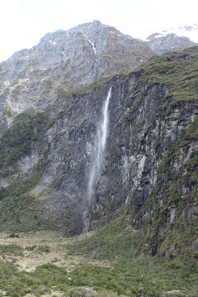 Tief runterstürzender Wasserfall