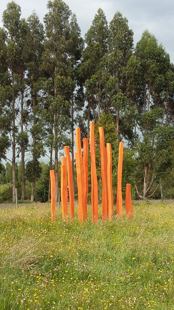 Orangene Skulptur