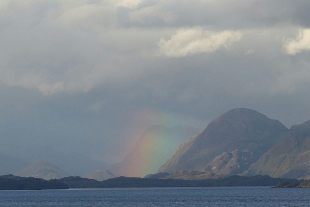 Regenbogen über Fjord