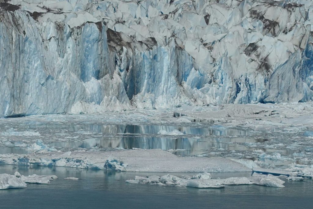 Gletscherzunge im Wasser gespiegelt