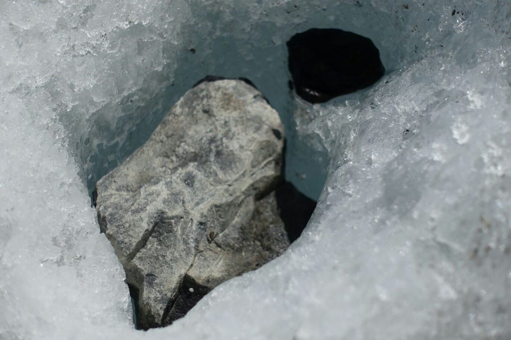 Stein frisst sich ins Eis